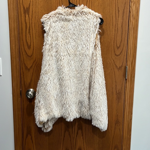 Faux fur vest - Picture 3 of 5